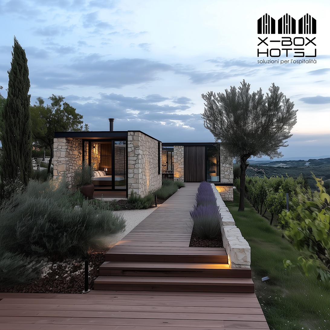 Struttura X-BOX HOTEL al tramonto in collina mediterranea